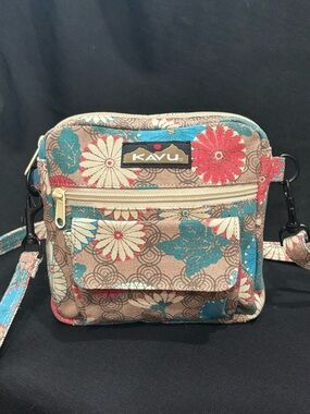 KAVU Keeper Sling NWOT Floral Crossbody
